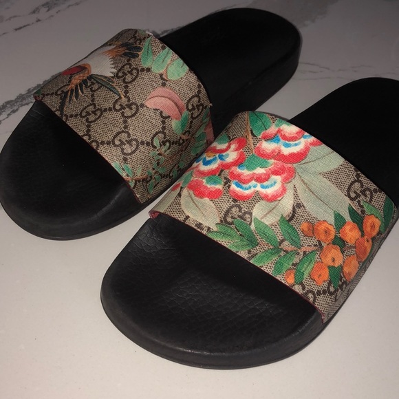 Other - Gucci flip flops
